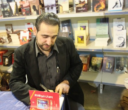 الزميل مهند صلاحات يوقع كتابه الجديد وحيدان في الانتظار