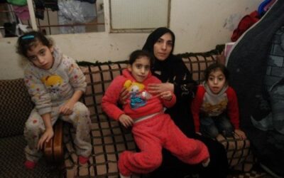 ثلاثة توائم فلسطينيين يعانون مرض التوحُّد في مخيم عين الحلوة