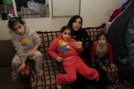 ثلاثة توائم فلسطينيين يعانون مرض التوحُّد في مخيم عين الحلوة
