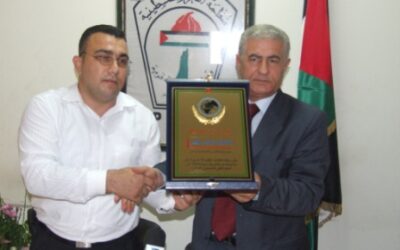 (راصد) تمنح درع الريادة الانسانيه للسيد عباس زكي