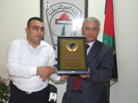 (راصد) تمنح درع الريادة الانسانيه للسيد عباس زكي